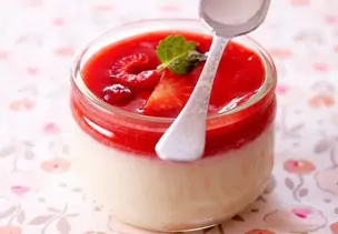 Panna Cotta mit Beerenspiegel