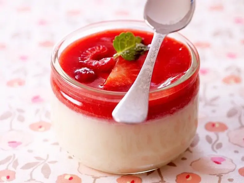 Panna Cotta mit Beerenspiegel