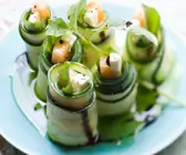 Melone und Käse im Zucchinimantel
