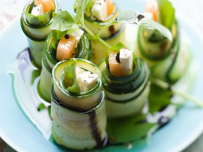 Melone und Käse im Zucchinimantel