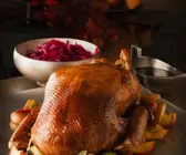 Gans mit Äpfeln