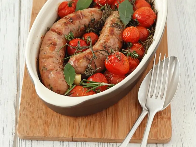 Bratwürste mit Ofentomaten