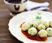 Geflügelbällchen mit Tomaten