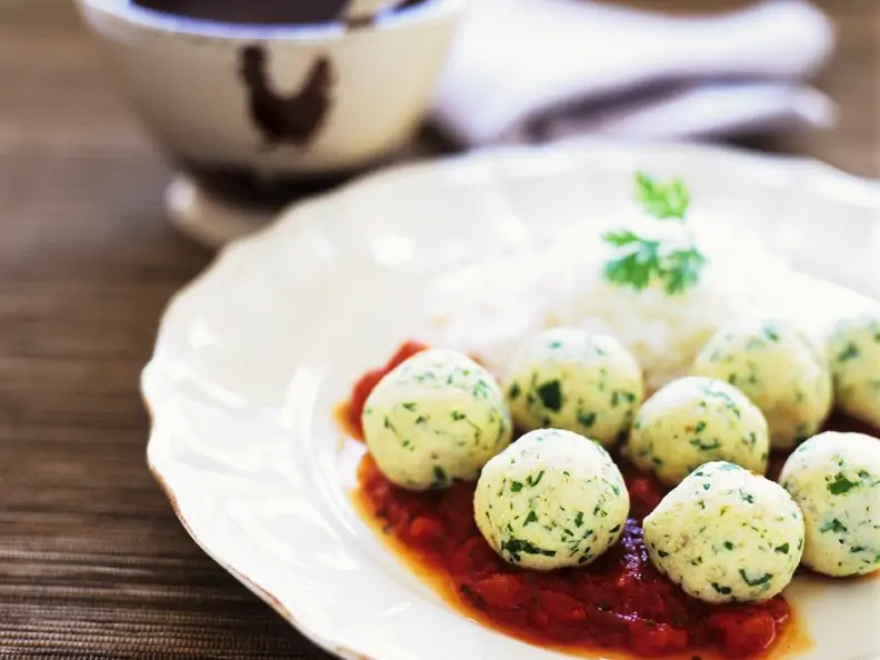 Geflügelbällchen mit Tomaten