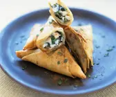 Mit Feta gefüllte Teigtaschen
