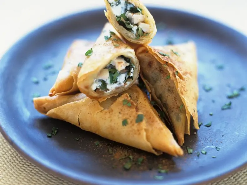 Mit Feta gefüllte Teigtaschen