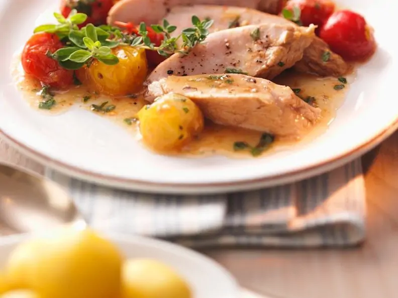 Kaninchen mit Tomaten