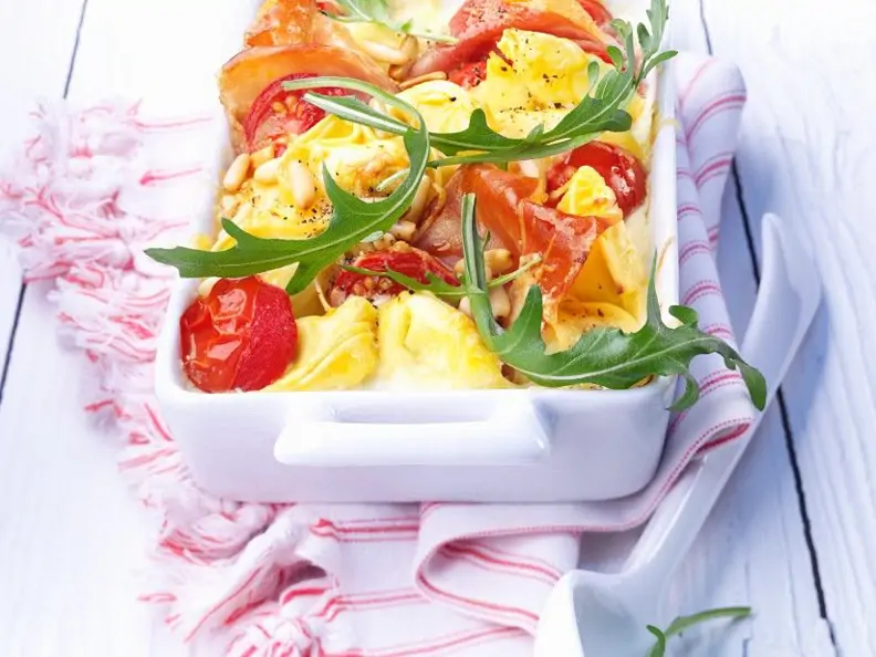 Gebackene Tortellini mit Tomaten und Schinken