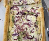 Pikanter Blätterteigkuchen mit Käse