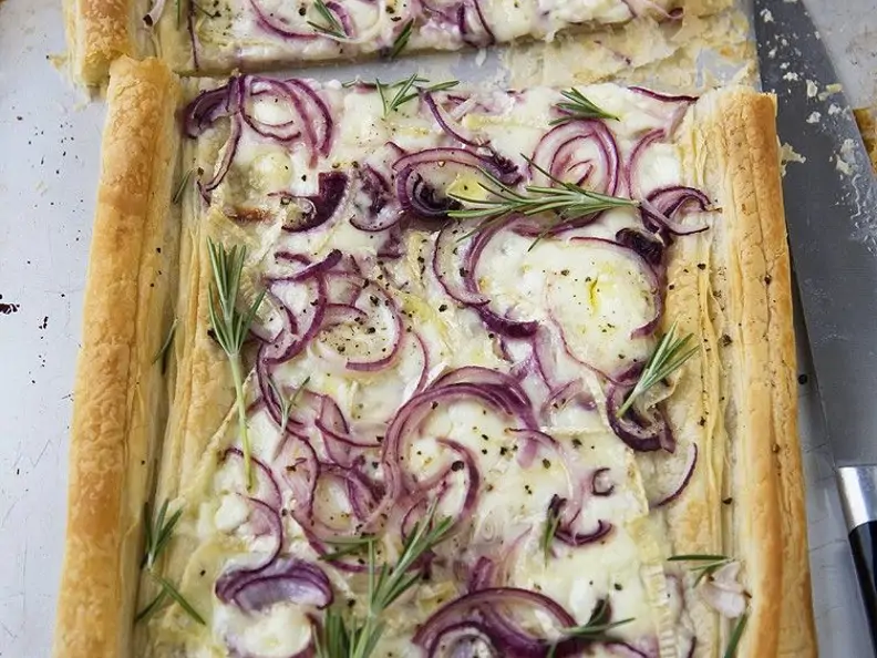 Pikanter Blätterteigkuchen mit Käse