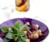 Feldsalat mit Datteln im Speckmantel