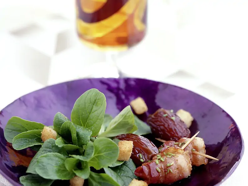 Feldsalat mit Datteln im Speckmantel
