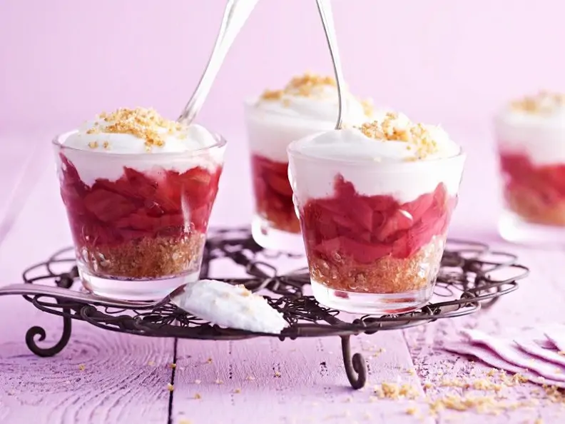 Trifle mit Rhabarber