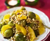 Fruchtiger Weizensalat mit Kohl