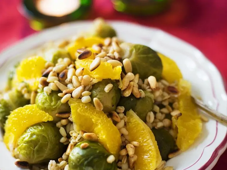 Fruchtiger Weizensalat mit Kohl