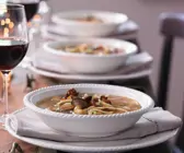 Wildsuppe mit Pfannkuchen und Pilzen