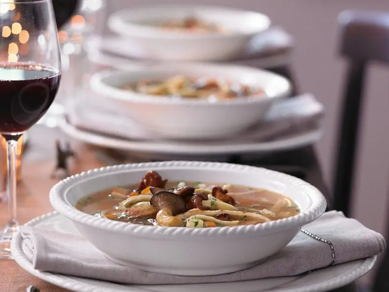 Wildsuppe mit Pfannkuchen und Pilzen