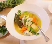 Gemüseeintopf mit Grießklößchen