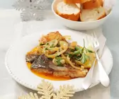 Karpfen mit Zwiebeln