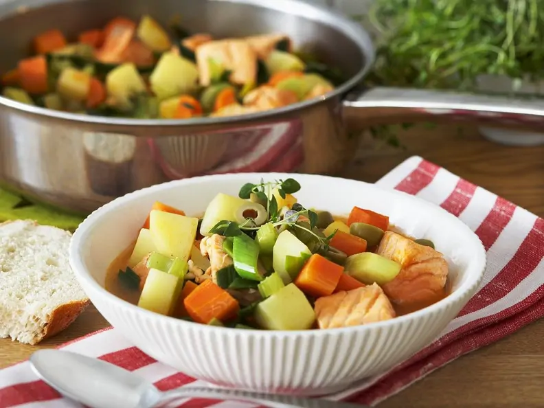 Gemüseeintopf mit Lachs