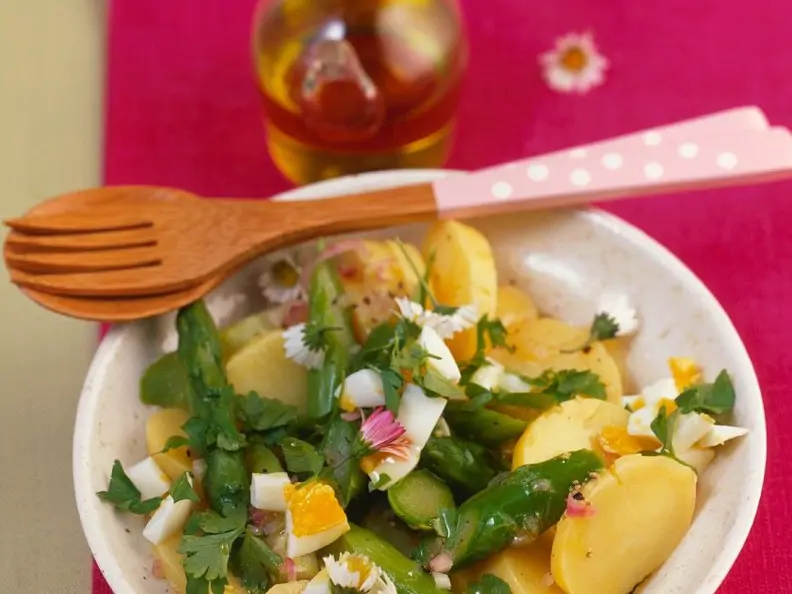 Kartoffelsalat mit Ei und Spargel