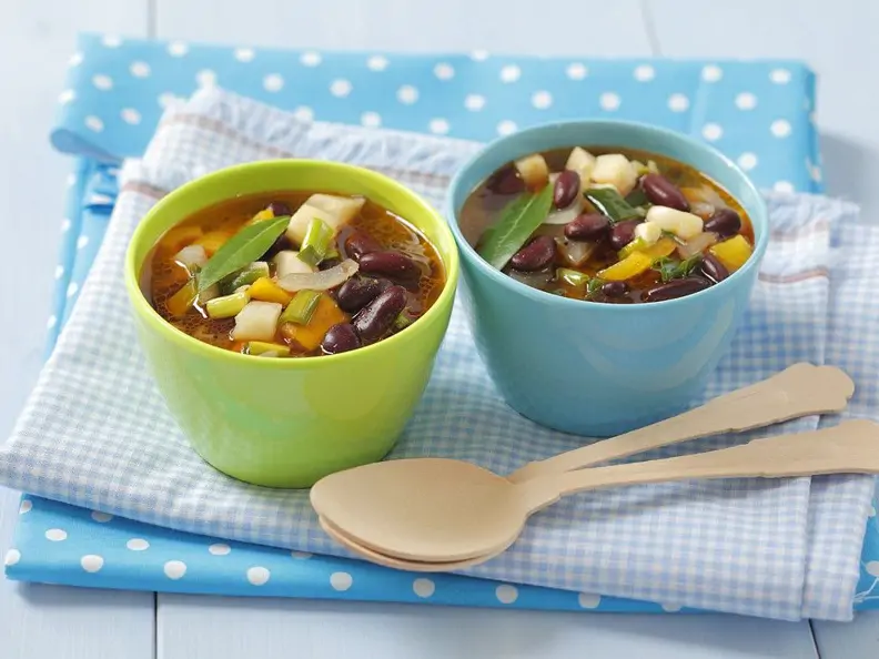 Klare Suppe mit Gemüse