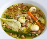 Klare Suppe mit buntem Gemüse