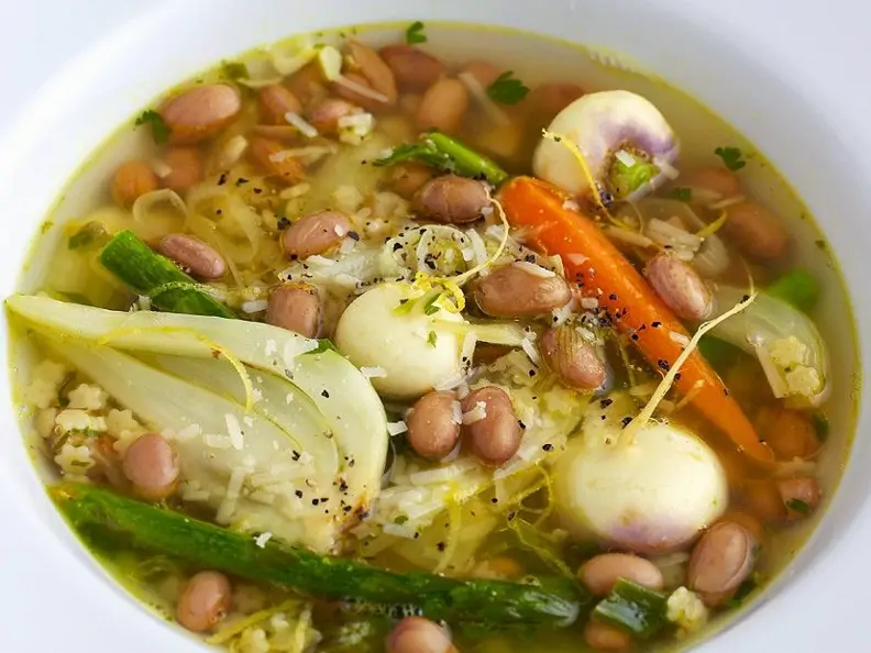 Klare Suppe mit buntem Gemüse