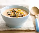 Gemüsecremesuppe mit Nudeln und Pilzen