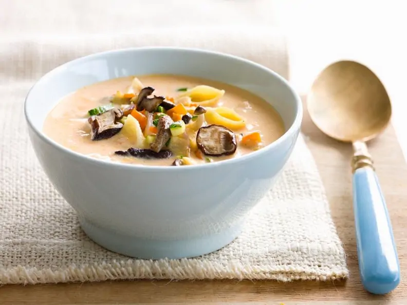 Gemüsecremesuppe mit Nudeln und Pilzen