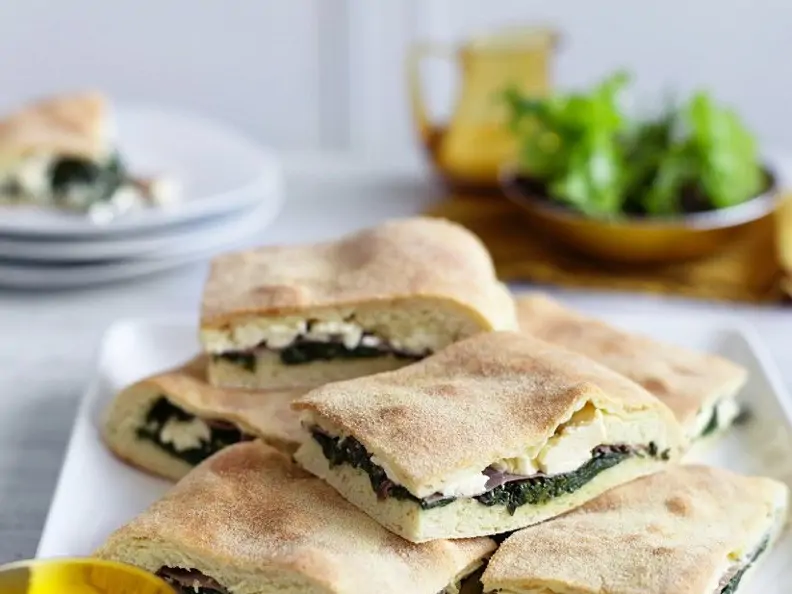 Mit Spinat und Käse gefülltes Hefebrot