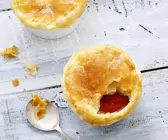 Mit Blätterteig überbackene Tomatensuppe