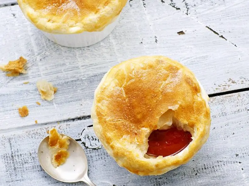 Mit Blätterteig überbackene Tomatensuppe