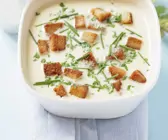 Käsecremesuppe mit Brotwürfeln