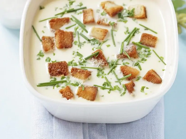 Käsecremesuppe mit Brotwürfeln