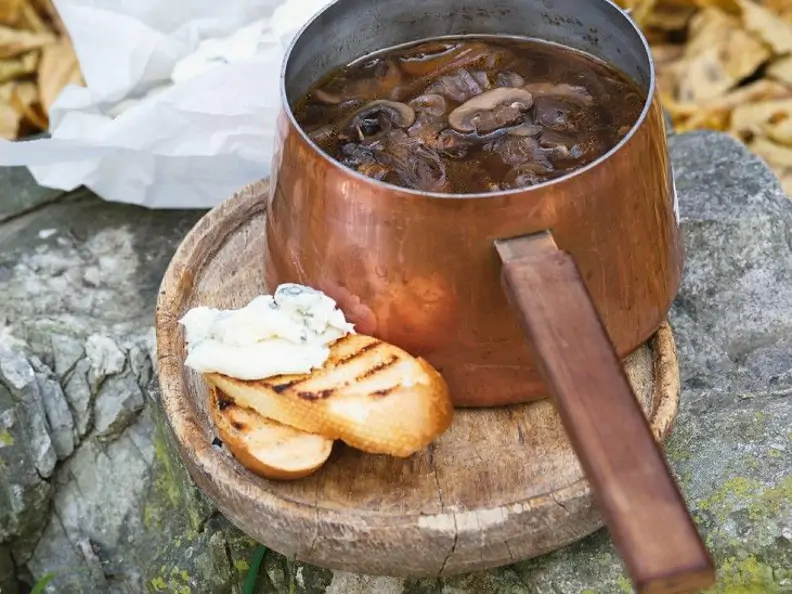 Zwiebel-Champignonsuppe