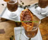 Wildpastete auf Brot zu Wildsuppe