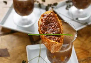 Wildpastete auf Brot zu Wildsuppe