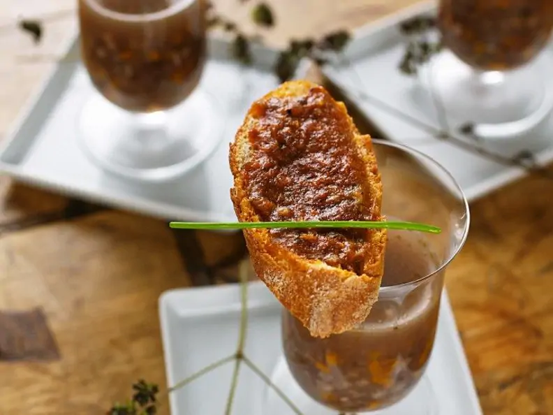 Wildpastete auf Brot zu Wildsuppe
