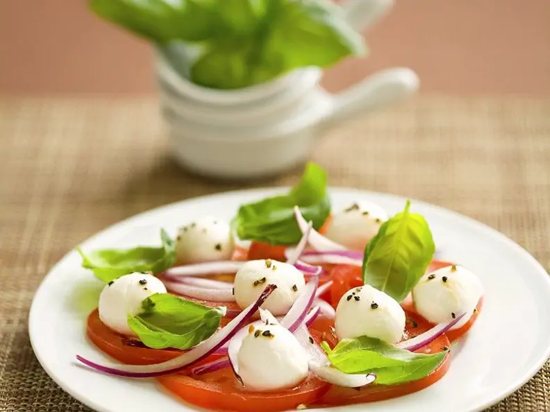 Tomate-Mozzarella mit roter Zwiebel