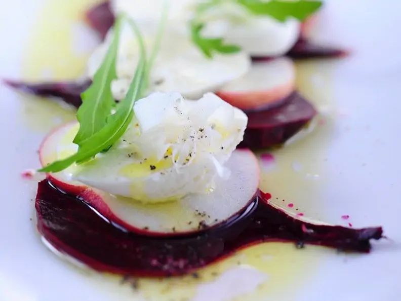 Fruchtiger Rote Bete Salat mit Mozzarella