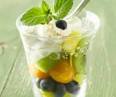 Sommerlicher Obstsalat mit Minze