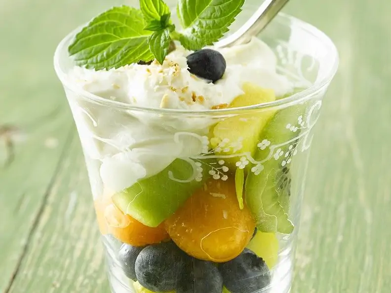 Sommerlicher Obstsalat mit Minze