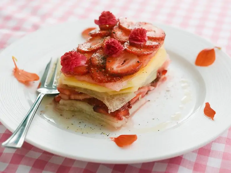 Geschichteter Fruchtsalat