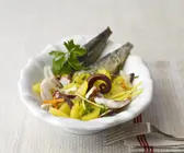 Mediterraner Kartoffelsalat mit gebratenen Sardinen