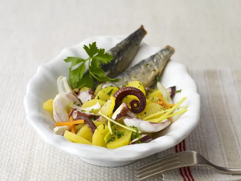 Mediterraner Kartoffelsalat mit gebratenen Sardinen