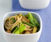 Tofu mit Gemüse und Nudeln