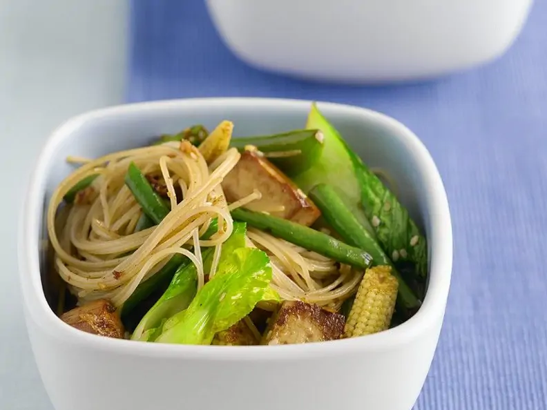 Tofu mit Gemüse und Nudeln