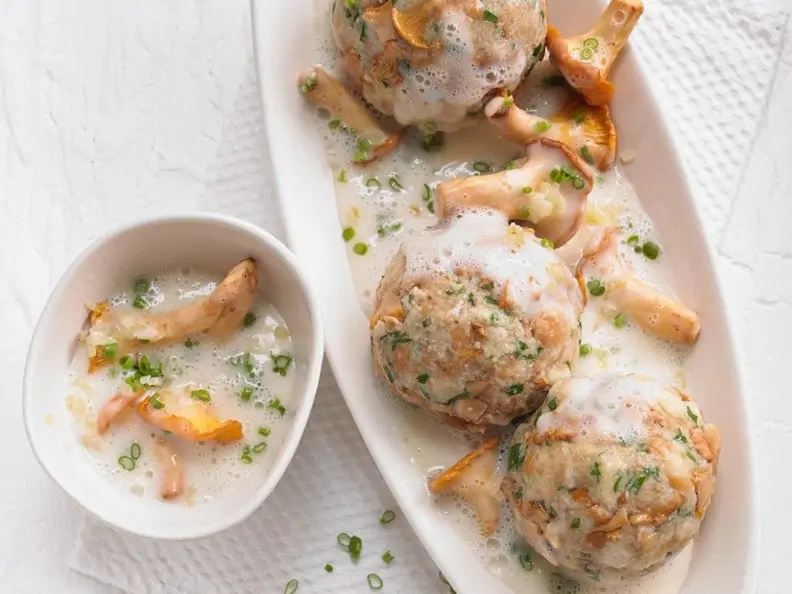 Semmelknödel mit Pilzrahmsauce