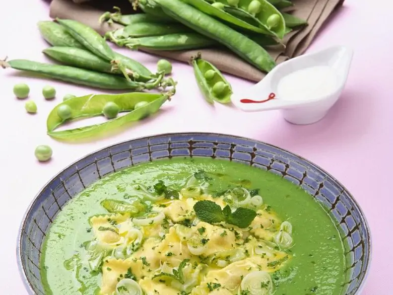 Erbsensuppe mit Teigtaschen
